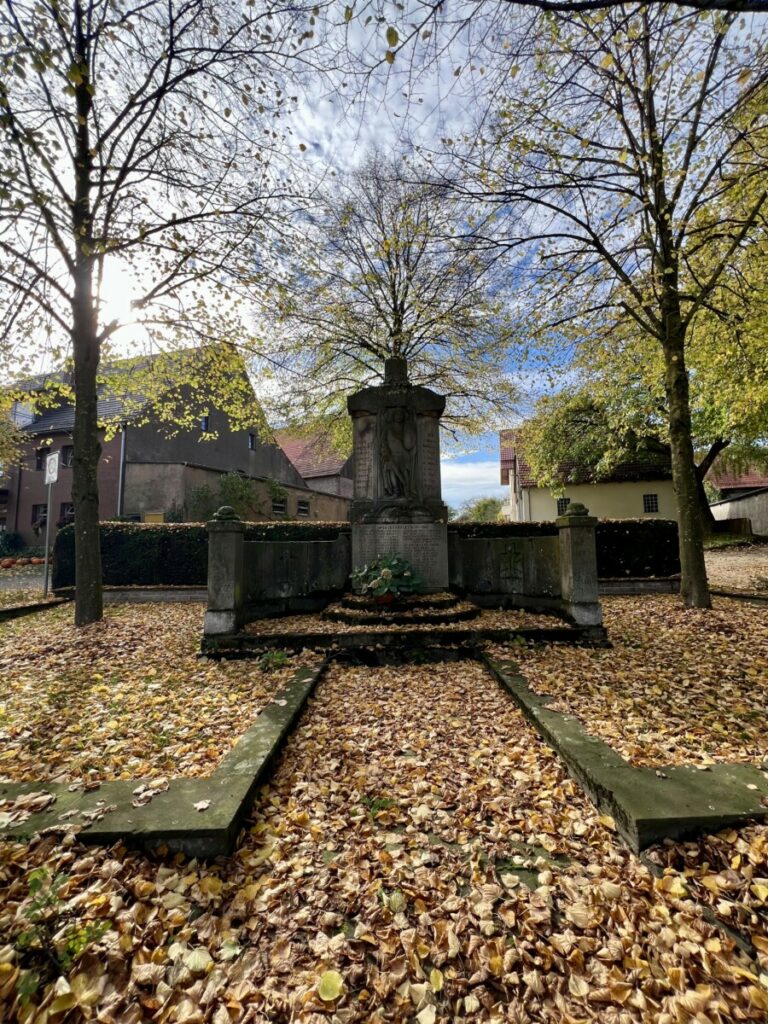 Kriegerehrenmal Tietelsen im Herbst